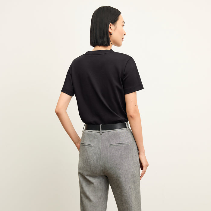 back image of a woman wearing the Lee T-Shirt in Black