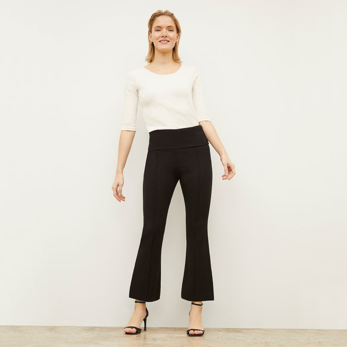 Front image of a woman wearing the Shiloh pant in Black | Lead